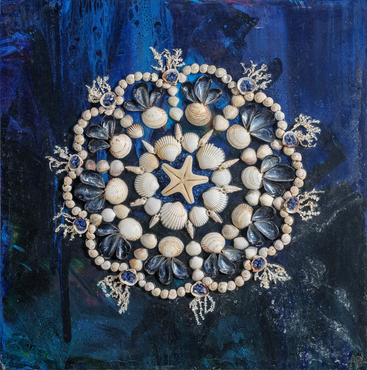 Feeling the Flow - Loving the Vibe  The star as well as the starfish are seen as celestial symbols. They represent infinite divine love. In addition to love, the starfish also holds characteristics such as guidance, vigilance, inspiration, brilliance and intuition.     Size: 48cm x 48cm x 0,5cm  material: wooden board canvas  Year: 2020  www.milimandala.com